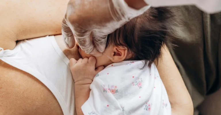 découvrez tout ce qu'il faut savoir sur le perçage des oreilles pour bébé : conseils, précautions et soins pour une expérience sécurisée et réussie.