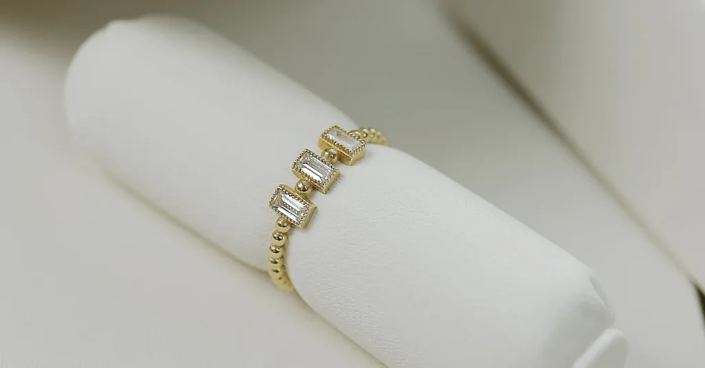 apprenez à nettoyer efficacement une bague en or pour lui redonner éclat et brillance avec des méthodes simples et sécurisées.