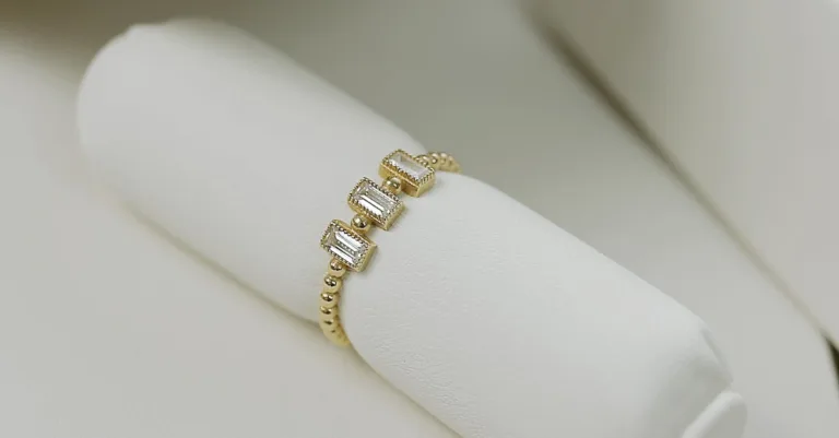 apprenez à nettoyer efficacement une bague en or pour lui redonner éclat et brillance avec des méthodes simples et sécurisées.