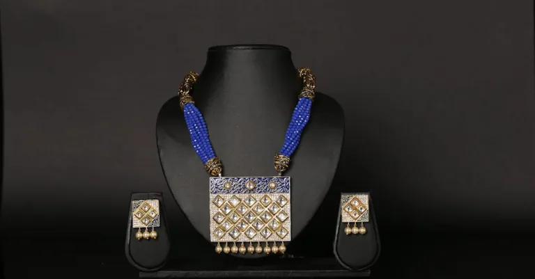 découvrez des créations uniques et élégantes avec notre designer de bijoux expert, alliant savoir-faire artisanal et design contemporain.