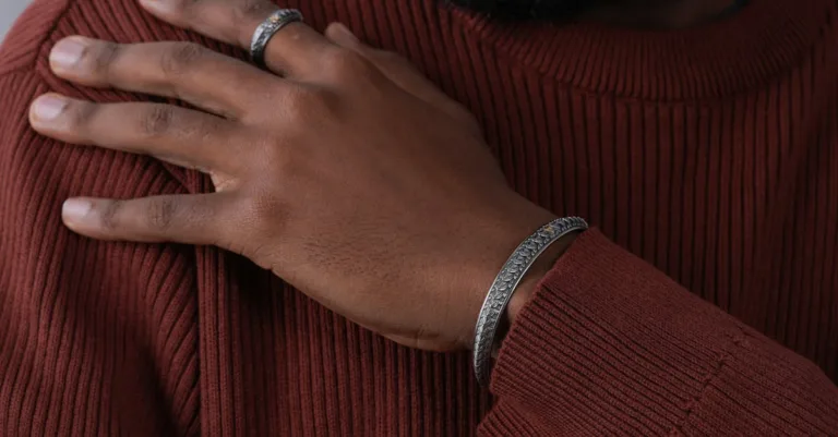 découvrez la collection de bracelets pour hommes messika : élégance, style et qualité exceptionnelle pour sublimer votre poignet au quotidien.