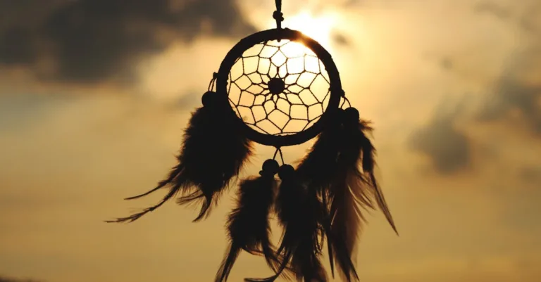 découvrez la signification spirituelle du collier emmêlé, symbole de liens complexes, de connexion et de croissance intérieure.