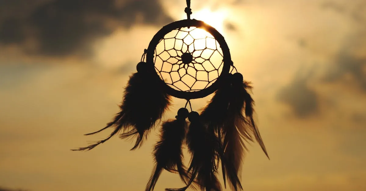 découvrez la signification spirituelle du collier emmêlé, symbole de liens complexes, de connexion et de croissance intérieure.