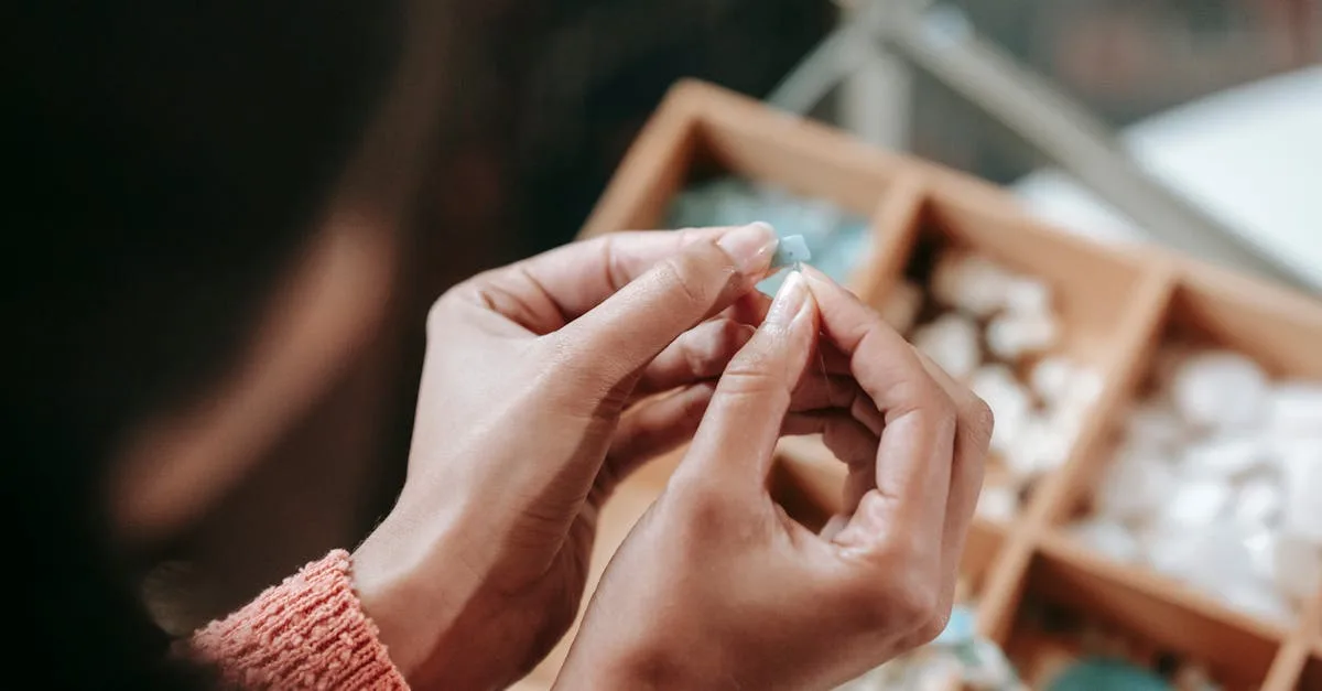découvrez la signification et les propriétés des pierres de naissance, des gemmes précieuses associées à chaque mois pour porter chance et énergie.