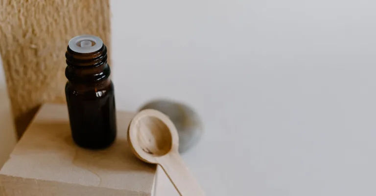 découvrez les risques potentiels de l'huile de calophyllum, ses effets secondaires possibles et les précautions à prendre avant son utilisation.