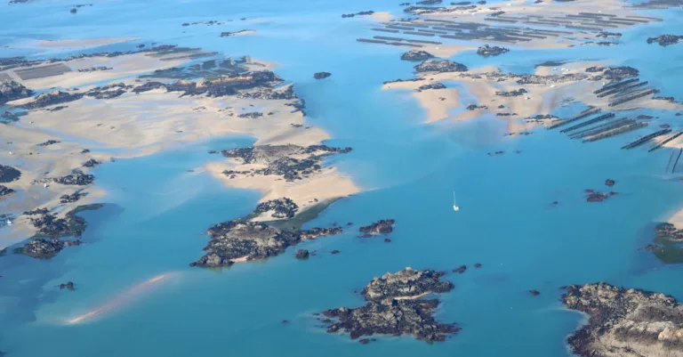 découvrez des hébergements de vacances en normandie alliant confort et charme. réservez votre séjour idéal pour explorer les paysages, les plages et le patrimoine normand.