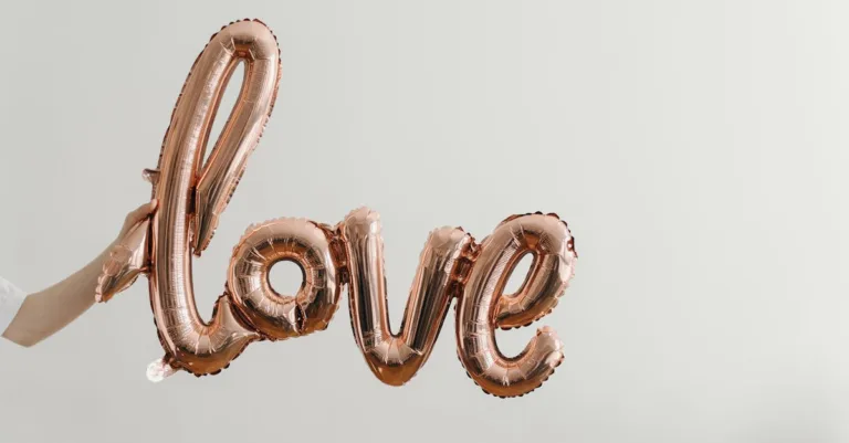 découvrez la puissance et la beauté de l'amour, une émotion universelle qui unit les cœurs et inspire les âmes.
