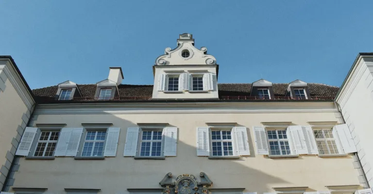 découvrez la maison mossen, un lieu alliant confort et élégance pour un cadre de vie exceptionnel.