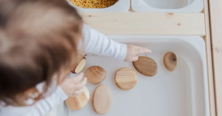 découvrez l'éducation montessori, une méthode innovante qui favorise l'autonomie et le développement naturel des enfants grâce à un environnement adapté et des activités adaptées à leur rythme.