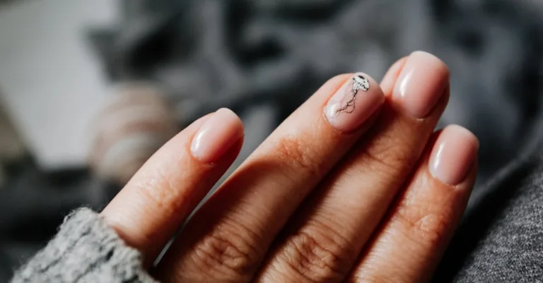 découvrez les dernières tendances du nail art pour sublimer vos ongles avec des designs créatifs, élégants et originaux. inspirez-vous et laissez libre cours à votre imagination !