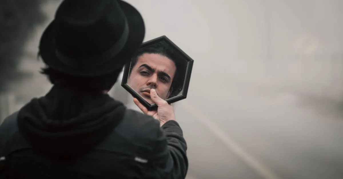 découvrez les comportements narcissiques, leurs caractéristiques, causes et impacts sur les relations personnelles pour mieux les comprendre et y faire face.