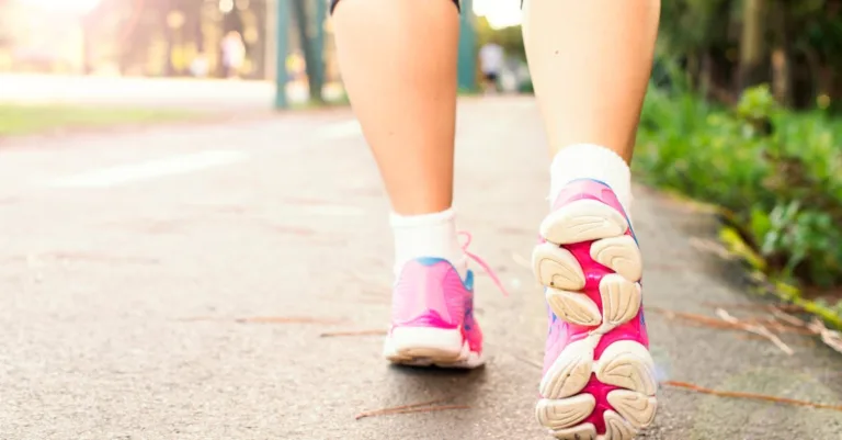 conseils pratiques pour bien choisir et ajuster vos chaussures afin d'assurer confort et maintien tout au long de la journée.