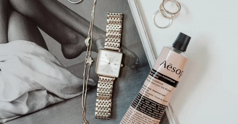 découvrez nos conseils efficaces pour nettoyer et entretenir vos bijoux en argent, afin de leur redonner éclat et brillance durable.