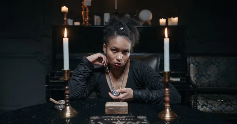 découvrez la signification spirituelle du collier emmêlé et son symbolisme profond dans la croissance personnelle et la connexion intérieure.