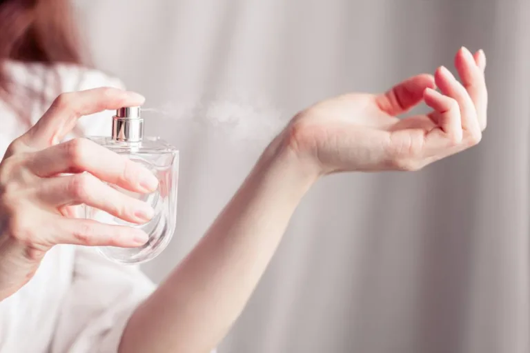 Ce que révèle vraiment un parfum après quelques heures sur la peau