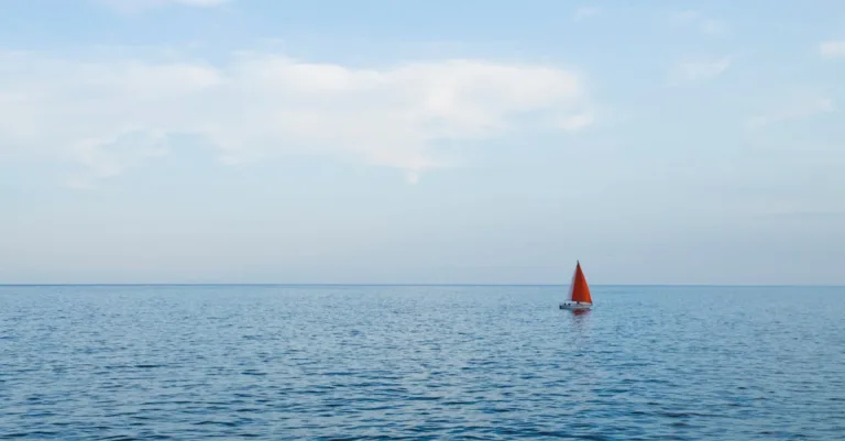 découvrez le land sailing, un sport terrestre alliant vitesse et sensations fortes grâce à des véhicules légers propulsés par le vent sur des surfaces planes.