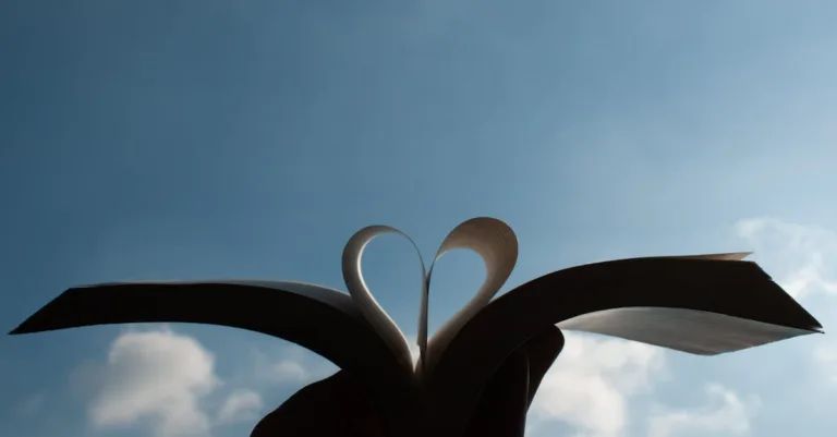 explorez la signification profonde de l'amour et de la spiritualité, et découvrez comment ces deux dimensions se connectent pour enrichir votre vie intérieure et relationnelle.