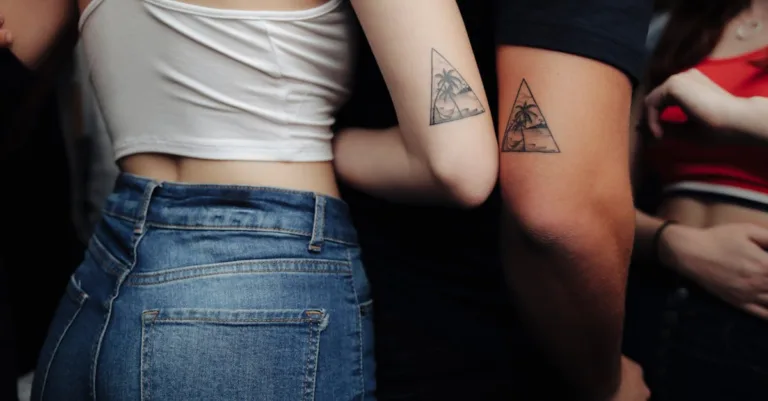 découvrez des idées de tatouages pour frères et sœurs, symbolisant l'amour, la complicité et les liens familiaux uniques.