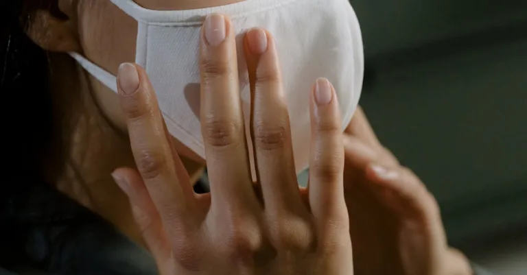 prévention des infections des ongles décollés : conseils essentiels pour protéger vos ongles, éviter les infections et favoriser une guérison rapide.