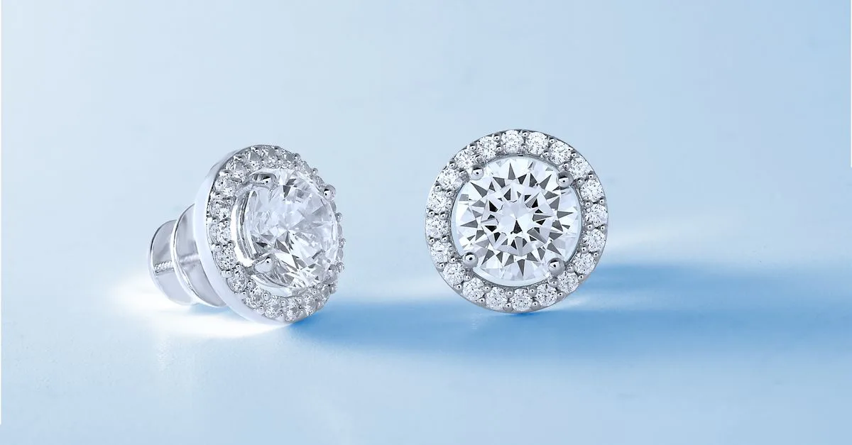 découvrez comment assurer la durabilité de vos bijoux grâce à des conseils d'entretien et des matériaux résistants pour préserver leur éclat au fil du temps.