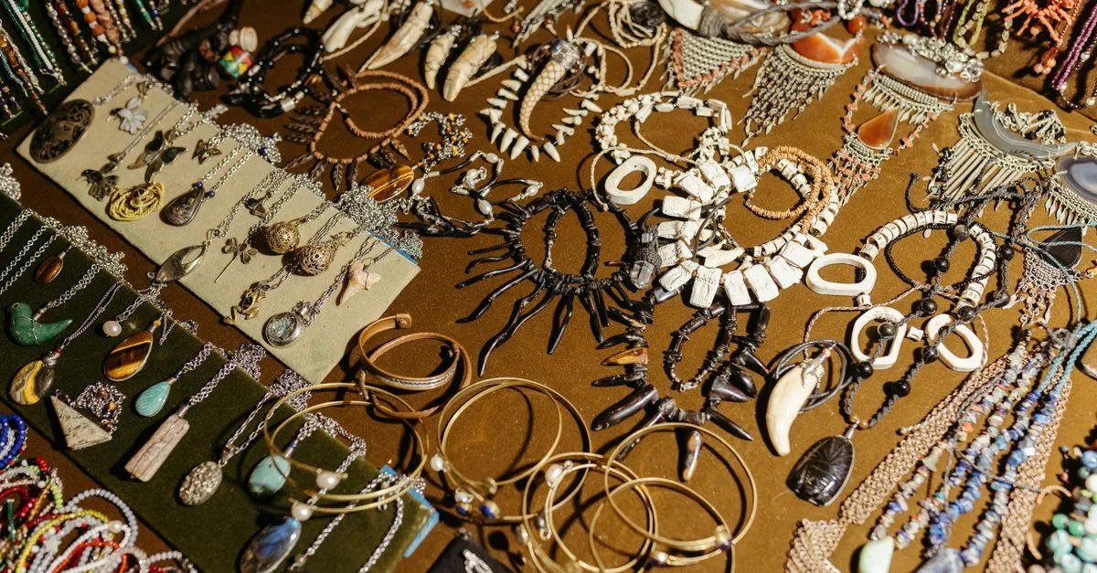 découvrez notre collection de bijoux faits main, alliant artisanat traditionnel et design unique pour un style authentique et élégant.