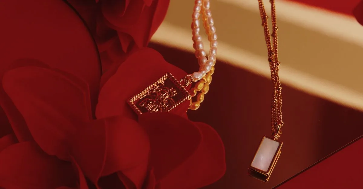 découvrez nos astuces et produits efficaces pour prévenir l'emmêlement de vos colliers et garder vos bijoux toujours impeccables.