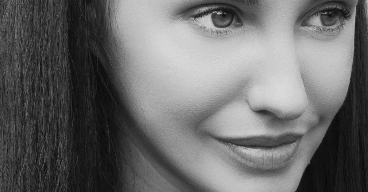 découvrez le look naturel d'ariana grande, mettant en avant sa beauté authentique avec un maquillage léger et un style simple.
