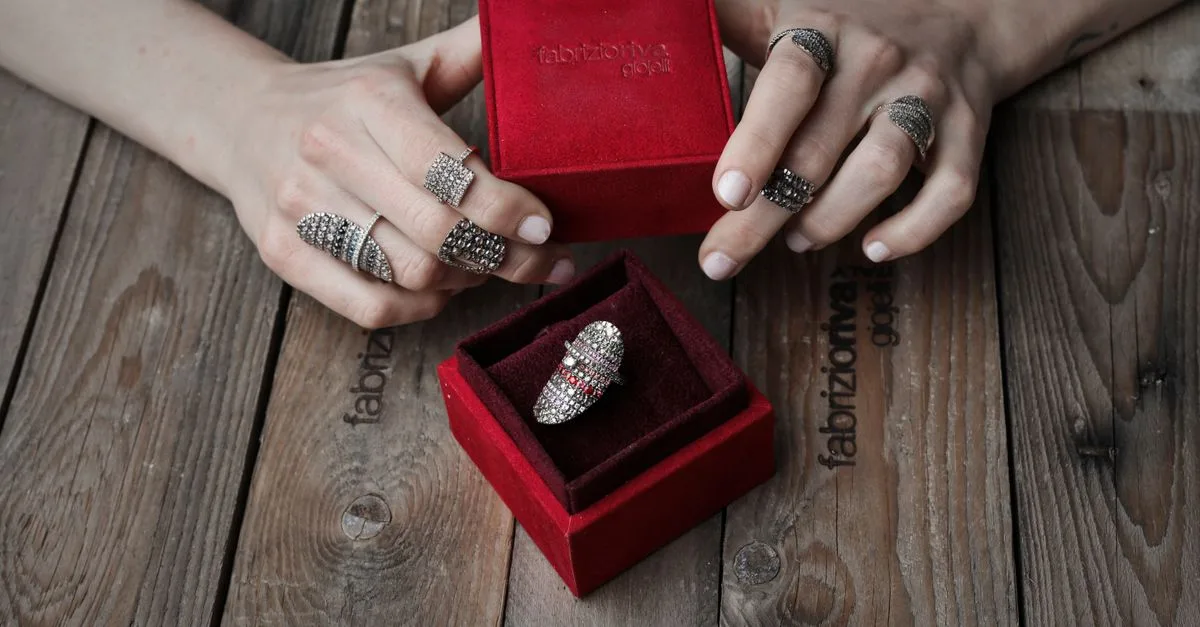 découvrez notre collection de bijoux iconiques alliant élégance intemporelle et design exceptionnel pour sublimer votre style au quotidien.