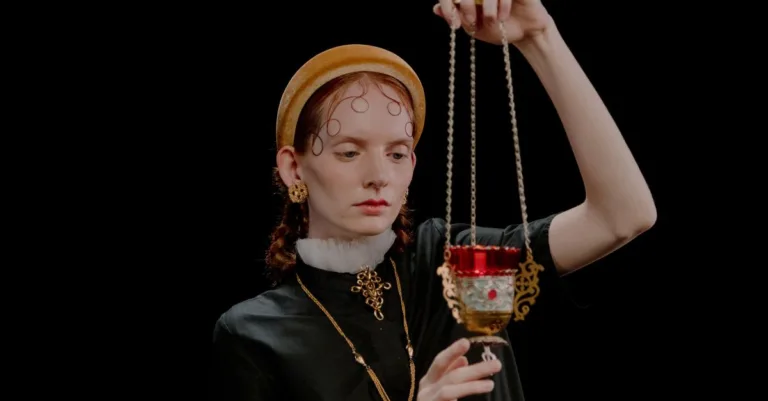 découvrez notre collection de bijoux iconiques alliant élégance intemporelle et design unique pour sublimer votre style au quotidien.