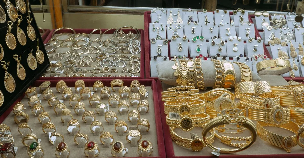 découvrez notre collection exquise de bijoux élégants et raffinés, parfaits pour toutes les occasions. trouvez la pièce idéale qui sublimera votre style avec éclat et sophistication.