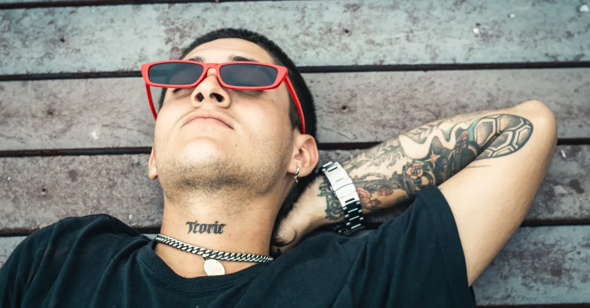 découvrez des idées de tatouages pour le cou, des designs tendance et originaux pour exprimer votre style avec élégance et personnalité.