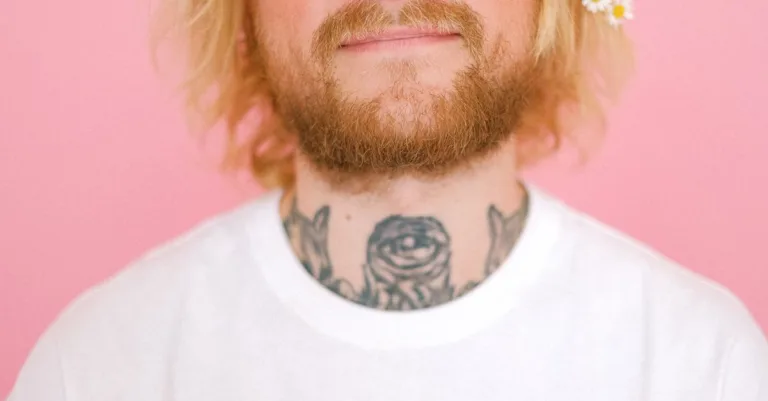 découvrez des idées et inspirations de tatouages au cou, alliant élégance et originalité pour un style unique.