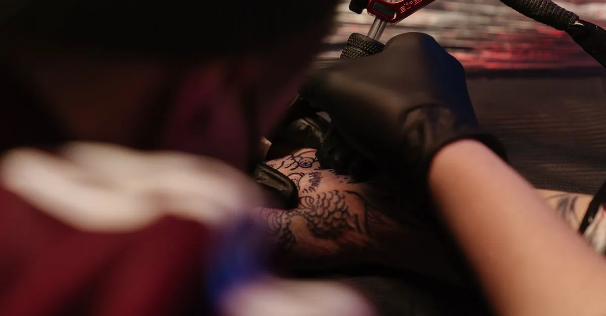 estimez le prix de votre tatouage avec précision grâce à notre guide complet des tarifs et facteurs influençant le coût.