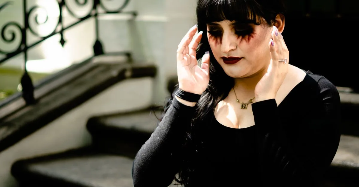 découvrez comment réaliser un maquillage inspiré de mercredi addams, alliant élégance sombre et style gothique unique pour un look captivant.