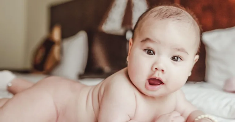 un guide complet pour futurs et nouveaux parents, couvrant tous les aspects des soins du bébé, du sommeil à l'alimentation.
