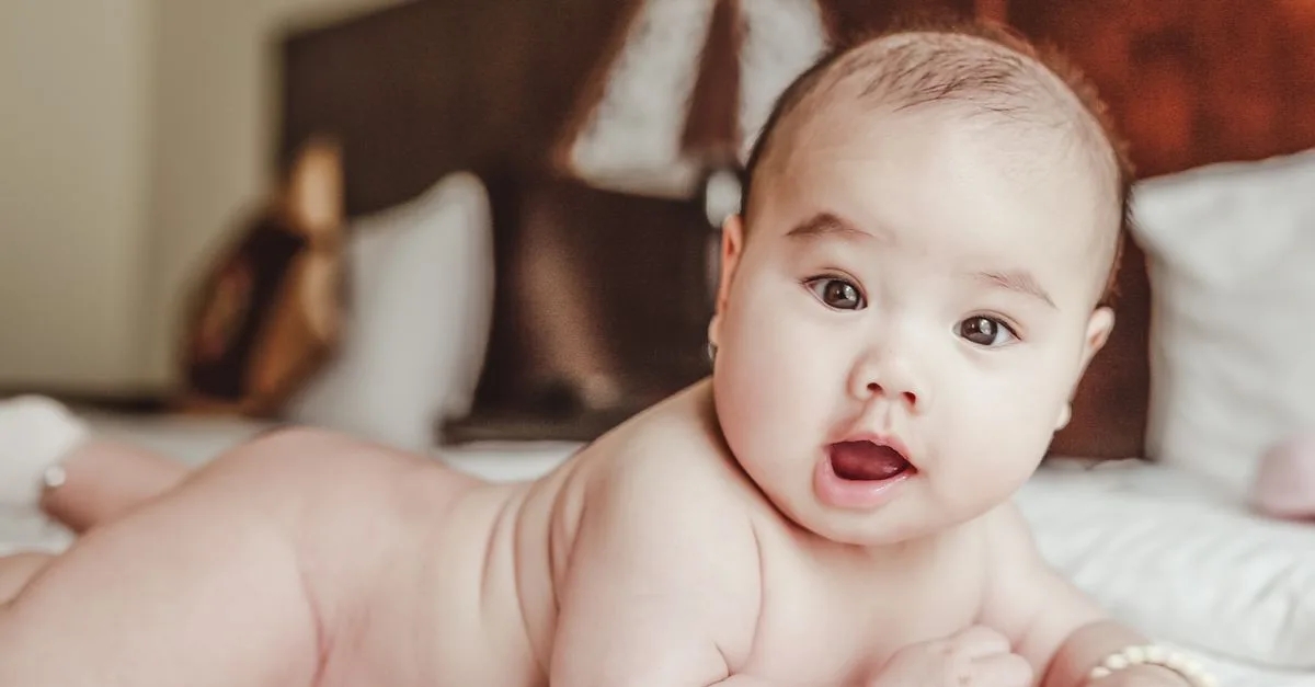 un guide complet pour futurs et nouveaux parents, couvrant tous les aspects des soins du bébé, du sommeil à l'alimentation.