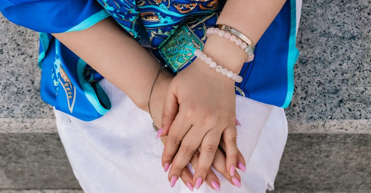 découvrez comment vérifier l’authenticité d’un bracelet cartier grâce aux poinçons, aux matériaux et aux détails de fabrication.