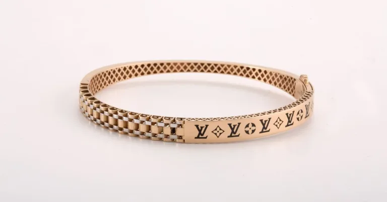 découvrez comment vérifier l’authenticité d’un bracelet cartier grâce aux poinçons, aux finitions et aux documents d’origine.