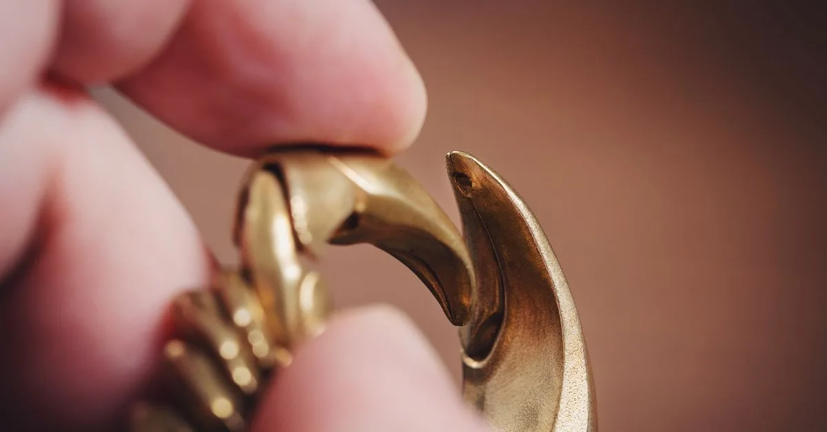 découvrez pourquoi les bijoux plaqués or se décolorent, comment prévenir l’usure de leur finition et les entretenir pour préserver leur éclat.