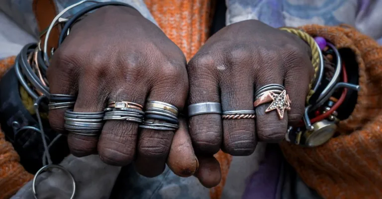 découvrez comment associer des bijoux en argent et en acier inoxydable pour créer un look moderne, harmonieux et facile à porter au quotidien.
