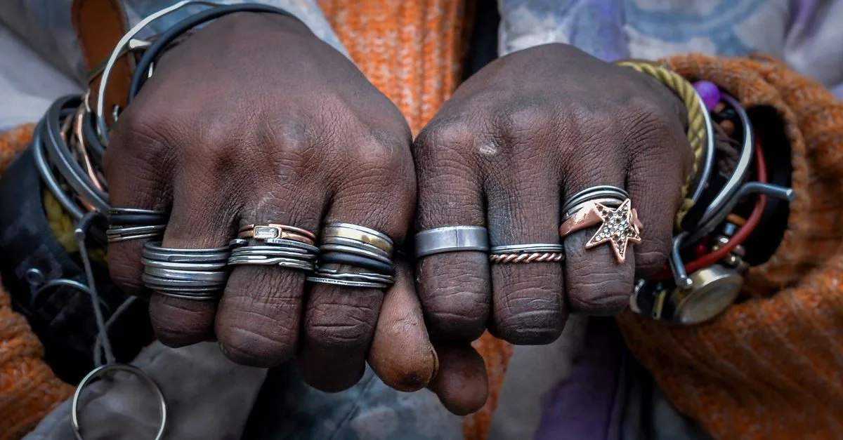 découvrez comment associer des bijoux en argent et en acier inoxydable pour créer un look moderne, harmonieux et facile à porter au quotidien.