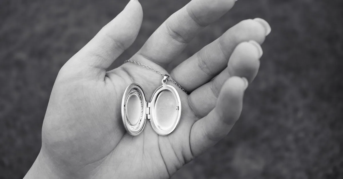 votre fermoir de collier s’ouvre sans cesse ? découvrez les causes possibles et des solutions simples pour le réparer et éviter de perdre votre bijou.