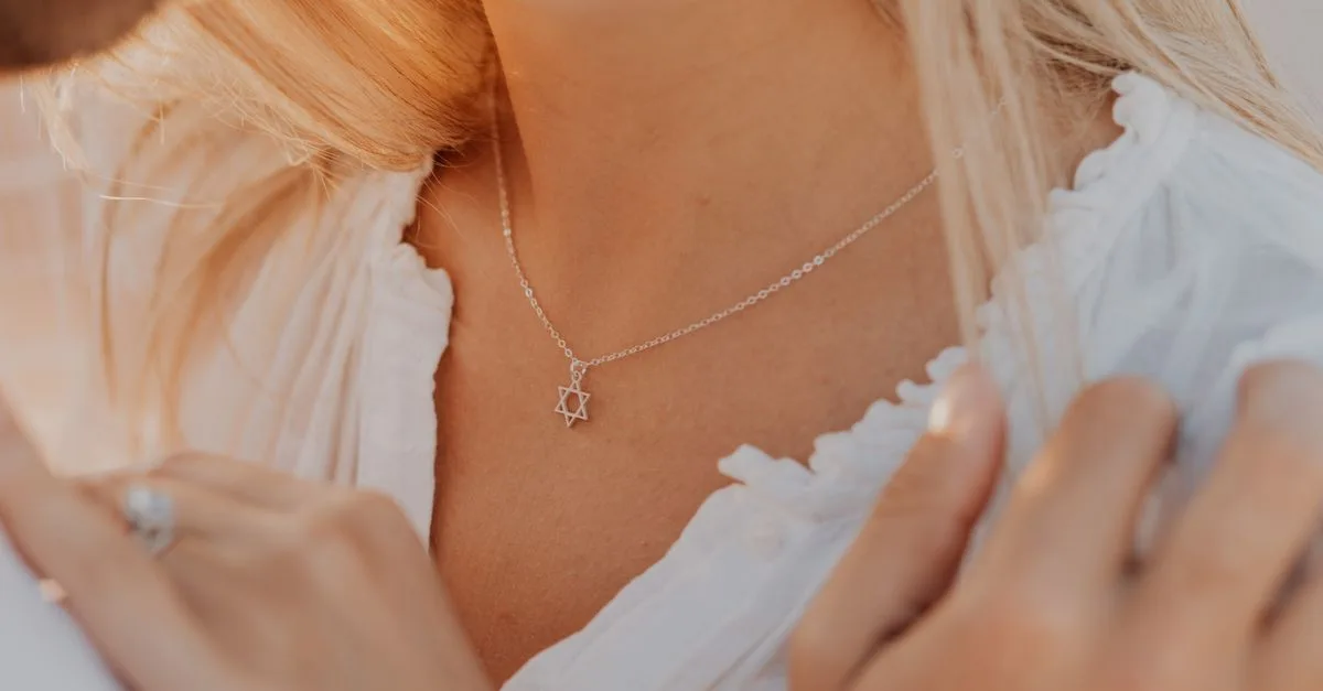 découvrez quelle longueur de collier choisir selon votre décolleté pour mettre votre tenue en valeur.