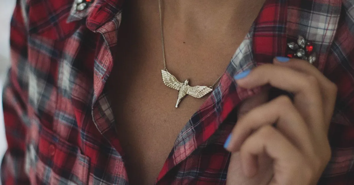 découvrez quelle longueur de collier choisir selon votre décolleté pour mettre en valeur votre tenue et harmoniser vos bijoux.