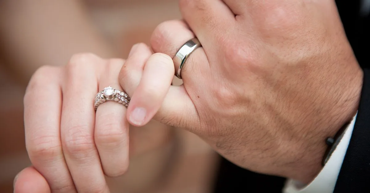 découvrez comment retirer une bague coincée d’un doigt gonflé avec des méthodes simples et sûres, et quand demander une aide médicale.