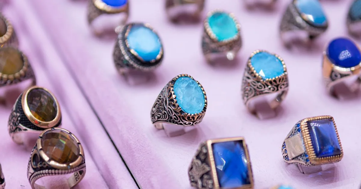 découvrez comment faire ajuster une bague ornée d’une pierre précieuse, les options de mise à taille et les précautions pour préserver la gemme.