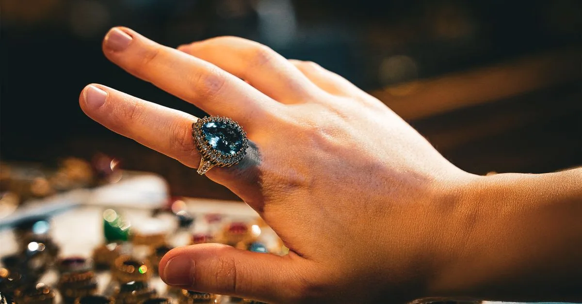 découvrez comment faire ajuster une bague ornée d’une pierre précieuse pour un confort optimal, tout en préservant la beauté et la sécurité de la gemme.