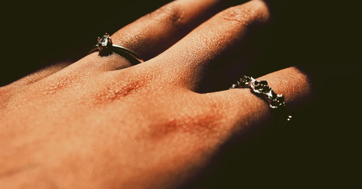 votre bague en argent laisse des traces noires sur votre doigt ? découvrez les causes possibles et les solutions pour les éviter.