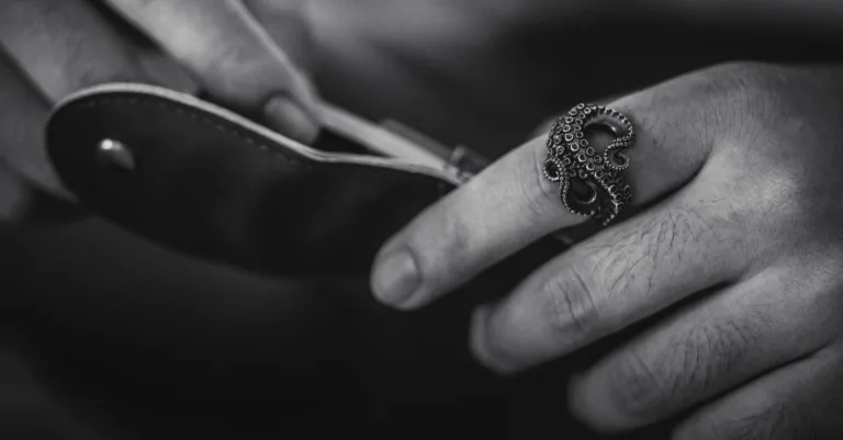 pourquoi une bague en argent laisse-t-elle des traces noires sur votre doigt ? découvrez les causes possibles et comment éviter ces marques.