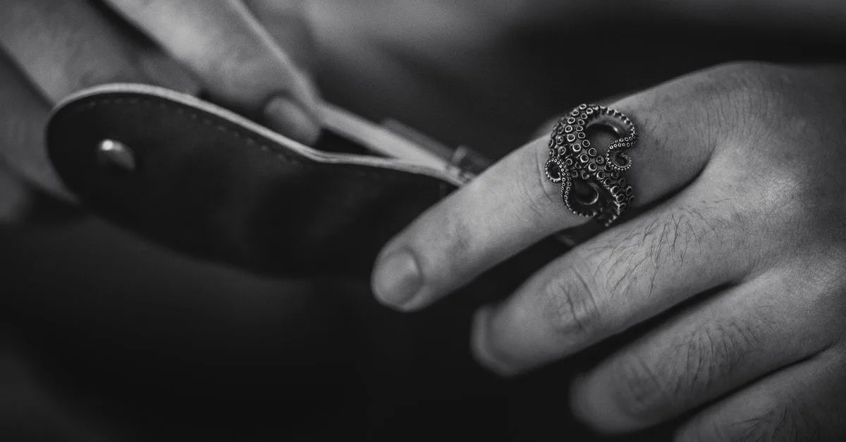 pourquoi une bague en argent laisse-t-elle des traces noires sur votre doigt ? découvrez les causes possibles et comment éviter ces marques.